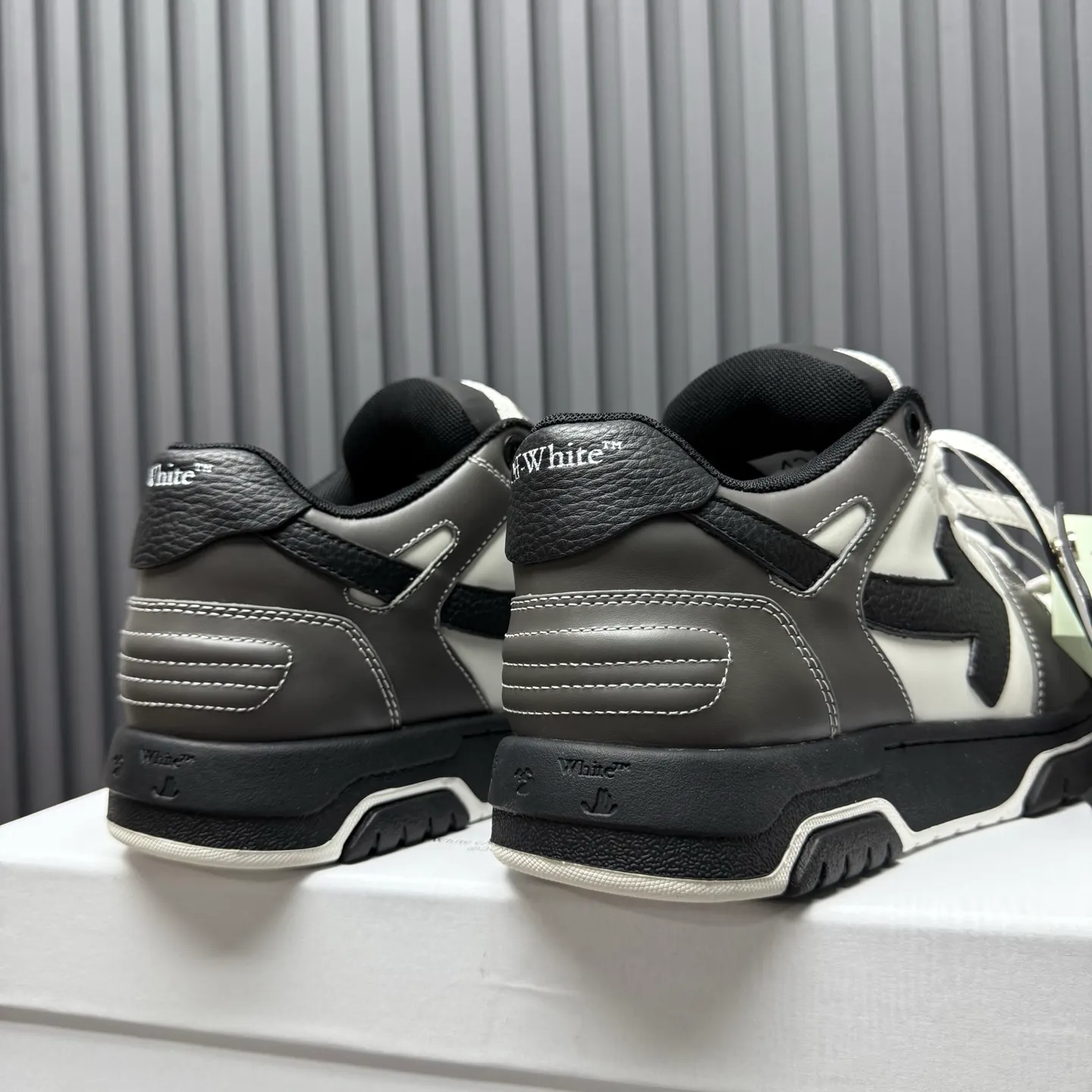 【off- white】P: 620💰Couple model👫, Size: 35-44 (Customized for men 38.45.46) High-quality version👊 "Out of office" series original molding, original lasting, production process 1:1 Original ➰OFF GRAY WHITE OW ➰ First-layer cowhide Imported skin-friendly and environmentally friendly polyester mesh Original molding high elastic and environmentally friendly molding pad Made with the original lasting process. The original molded rubber outsole (never yellows and deforms) has a super correct shape, bright color and strong three-dimensional effect👍. Packaging💯Full set of packaging synchronized with the official website (branded paper, certificate of quality, branded cloth bag)